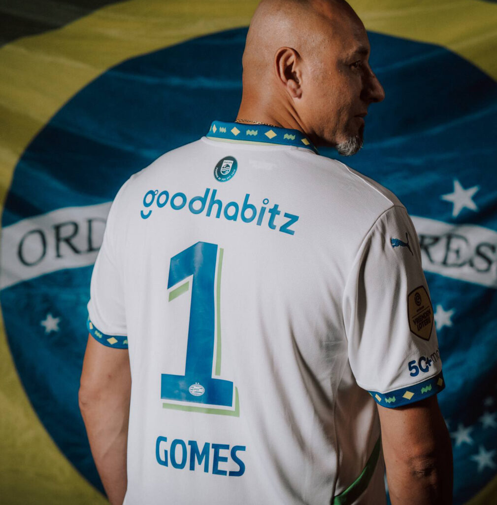 PSV clubicoon Gomes met het nieuwe shirt. 