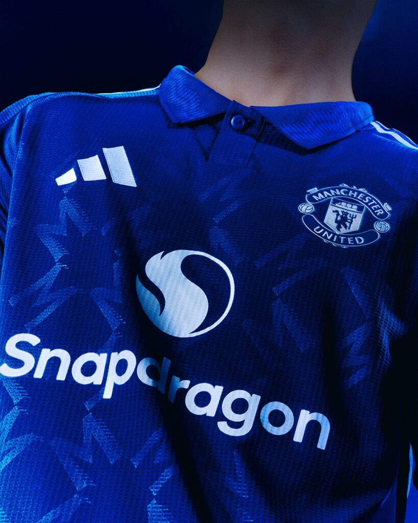 Manchester United logo op het uitshirt