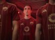 Edoardo Bove draagt het thuisshirt van AS Roma voor 2024-25.
