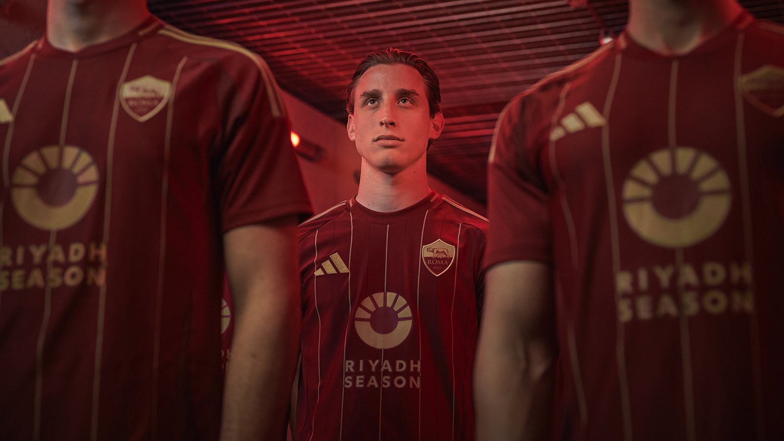 Edoardo Bove draagt het thuisshirt van AS Roma voor 2024-25.