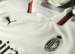 AC Milan uitshirt 2024-25 voorkant en logo