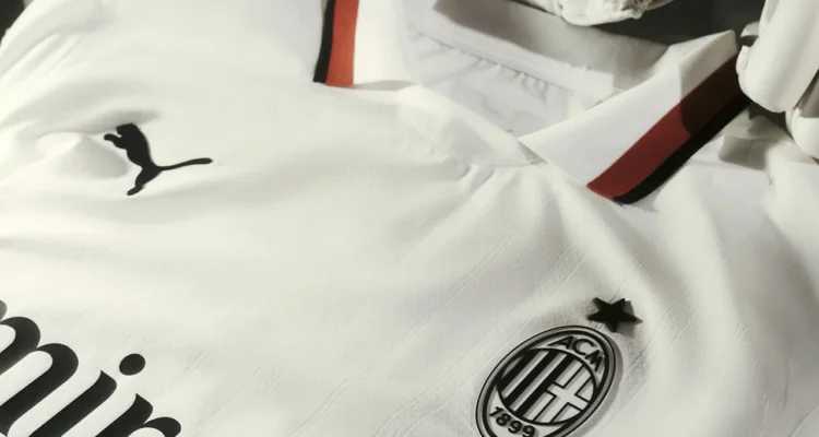 AC Milan uitshirt 2024-25 voorkant en logo