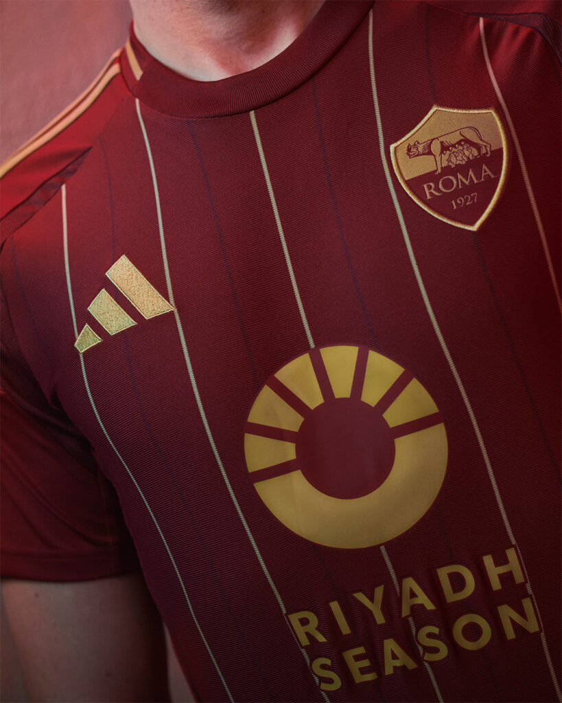 Het nieuwe thuisshirt van AS Roma.