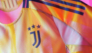 Juventus kiest zongeel voor uitshirt 2024-25