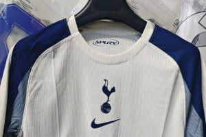 Modern en fris: het nieuwe Tottenham Hotspur 2025-26 thuisshirt onthuld