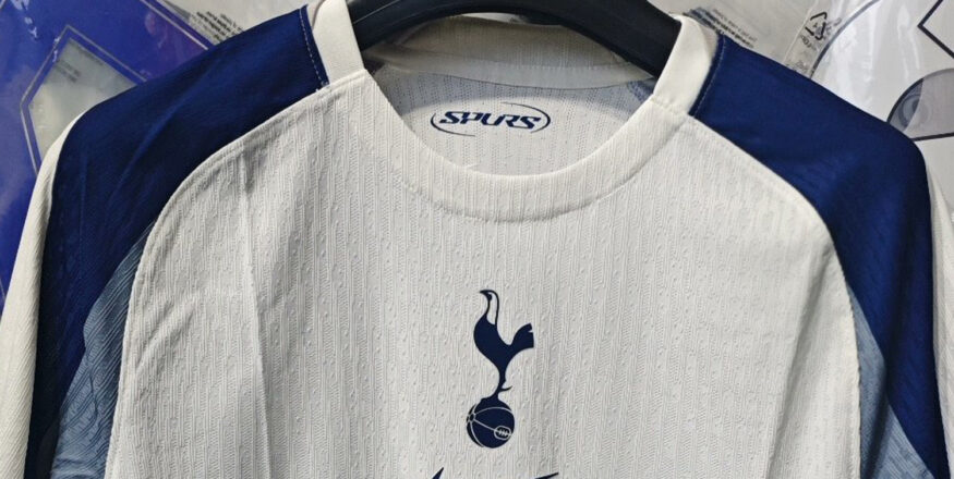 Tottenham Hotspur 2025-26 thuisshirt in wit met grijze en blauwe mouwen
