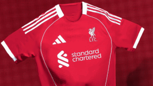 In dit thuisshirt wordt landskampioen Liverpool FC volgend seizoen verwacht