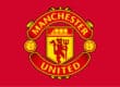 Rood Manchester United shirt met zwarte accenten en stadiongrafiek op de mouwen