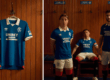 Voorkant en achterkant Rangers thuisshirt 2025/26 met witte kraag en rode accenten