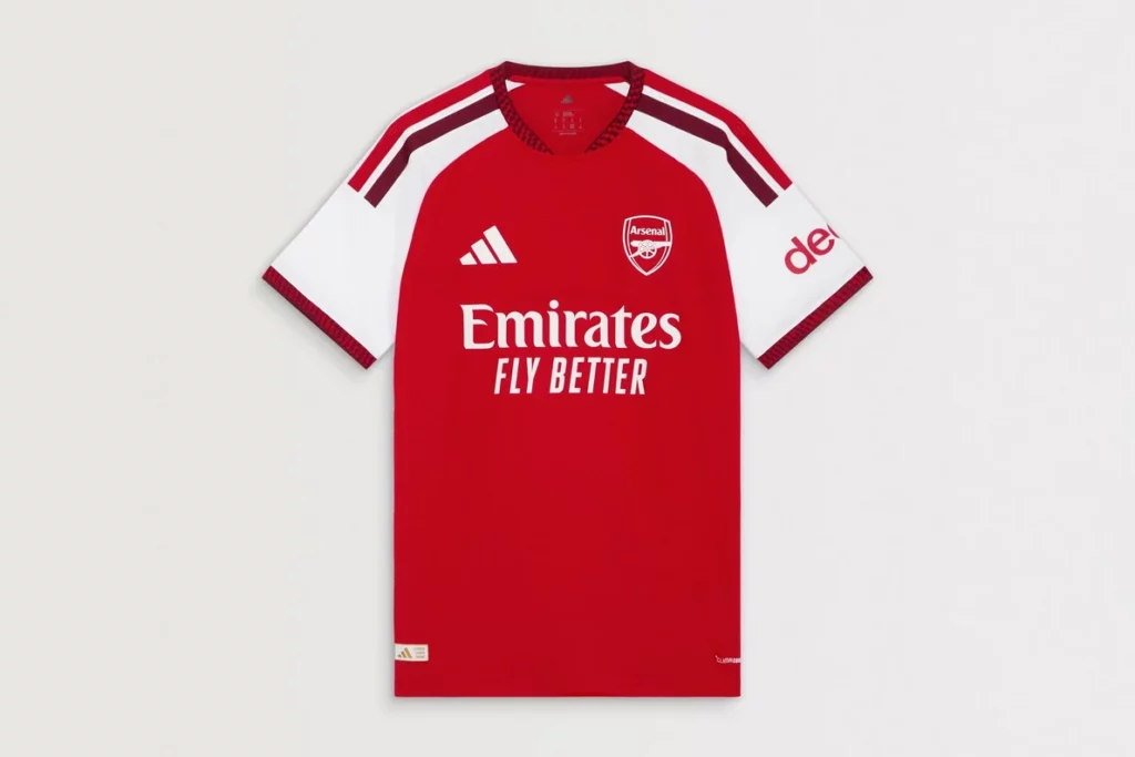 Detail Adidas Arsenal thuisshirt 2026/27 bliksempatroon kraag