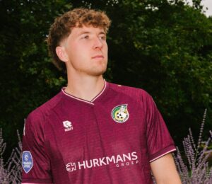 Fortuna Sittard uitshirt 2026-2027 eert Sint Rosa