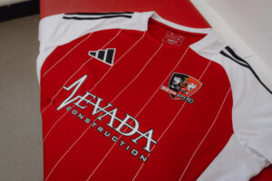 Rood met witte mouwen: Exeter City thuisshirt 2026-2027