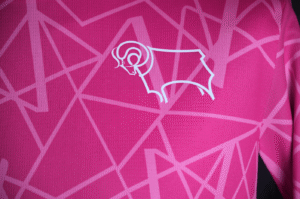 Roze is terug: Derby County daagt uit met verrassend uitshirt 2026-2027