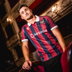 Polokraag en blaugrana: Levante gaat all-in met thuisshirt 2026-2027