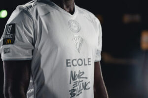 Angers uitshirt 2026-2027 ademt de jaren 2000