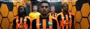 Supporters kozen strepen voor Barnet thuisshirt 2026-2027