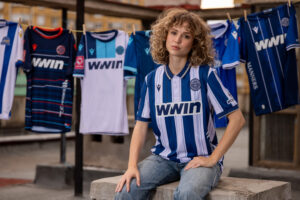 Sjaalstrepen op FK Zeljeznicar thuisshirt 2026-2027