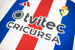 Adidas brengt rood in SD Ponferradina thuisshirt 2026-2027