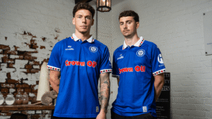 Toad Lane als decor voor Rochdale thuisshirt 2026-2027