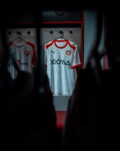 Oud embleem bloeit op Stevenage thuisshirt 2026-2027