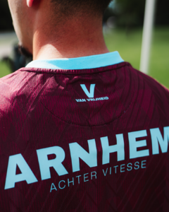 Een stille V uit 1942 op Vitesse derde shirt 2026-2027