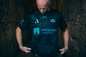 The Cove draagt Sydney FC derde shirt 2026-2027